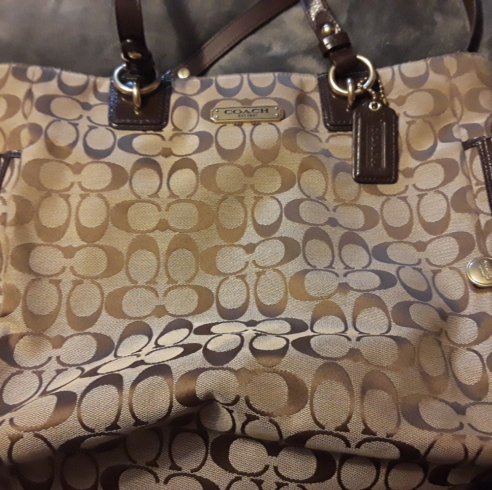 Coach purse, no tears or marks. Zippers work perfe